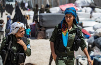 Zwei Angehörige der multiethnischen Militärallianz SDF in Syriens Kurdenregion bewachen IS-Gefangene. Delil SOULEIMAN / AFP
