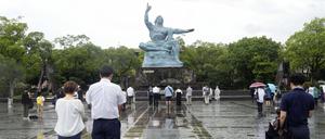 Einwohner Nagasakis beten im Friedenspark um 11.02 Uhr am 09. August. 