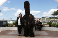 Maren Ade 2016 in Cannes, mit dem Kukeri-Kostüm, das Peter Simonischek als "Toni Erdmann" trägt. Foto: dpa