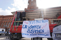 Beschäftigte aus Charité und den Vivantes-Kliniken fordern vor dem Roten Rathaus bessere Arbeitsbedingungen. Jörg Carstensen/dpa