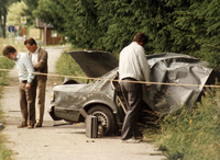 Kriminalbeamte auf Spurensuche. 1986 jagt die RAF in Straßlach bei München das Siemens-Vorstandsmitglied Karl Heinz Beckurts und seinen Fahrer mit einer Bombe in die Luft. Die Täter sind bis heute unbekannt. Foto: dpa