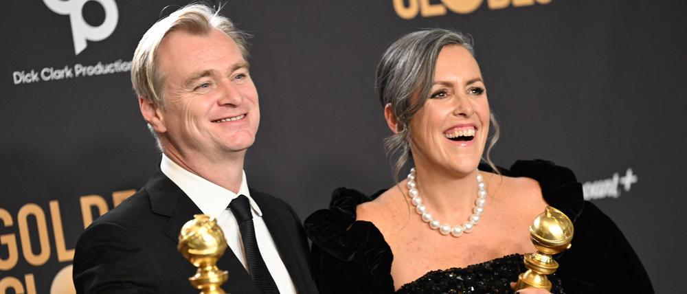 British director Christopher Nolan (L) and Produzentin Emma Thomas, die mit Nolan verheiratet ist, mit den Globes für die beste Regie und das beste Drama bei der 81. Globes-Verleihung im Beverly Hilton Hotel. 