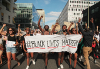 Demonstranten tragen am 10.07.2016 in Berlin ein Transparent mit dem Motto der schwarzen Bürgerrechtsbewegung "Black Lives Matter".
