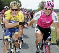 Rivalen mit Respekt. Lance Armstrong und Jan Ullrich (r.) haben sich auch noch einiges zu erzählen. Foto: dpa