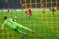 Lewandowski hatte bei seinem Elfmeter dann auch noch Glück, BVB-Torwart Kobel war dran. Foto: Imago