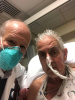 Dr. Bartley Griffith (links) macht vor der Transplantation noch ein Selfie mit dem Patienten David Bennett in Baltimore. Foto: dpa/Bartley Griffith