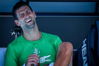 Novak Djokovic hat zumindest den Humor nicht verloren. Foto: dpa