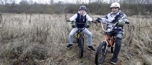 Nils Melzer und Niklas Harder wollen auf dem Lötschbergdreieck in Biesdorf einen sogenannten Dirttrail zum BMX-Fahren anlegen