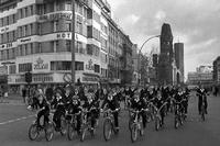 Critical Mass 1973: Radfahrende Schöneberger Sängerknaben holten sich die Straße zurück. Foto: Chris Hoffmann/dpa/picture alliance