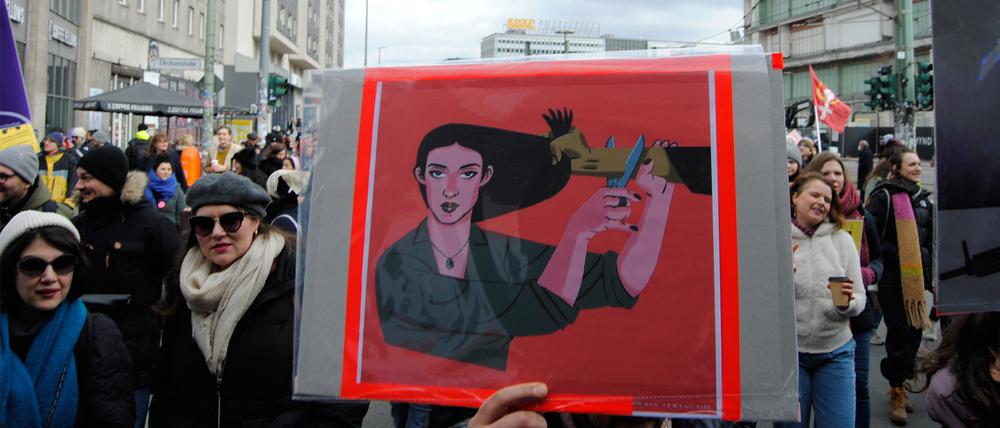 Zeichen der Solidarität für die Frauen im Iran auf einer Demonstrationen zum Frauentag in Berlin. 