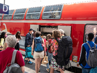 Wochenendurlauber steigen am Bahnhof Gesundbrunnen in den überfüllten Regionalexpress 5 nach Rostock. Foto: Fabian Sommer/dpa