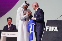 Brüder im Geiste. Fifa-Präsident Gianni Infantino (rechts) und Scheich Khalid Bin Khalifa Bin Abdulaziz Thani, Katars Premierminister. Foto: Imago