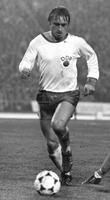 Joachim Streich spielte 98 Mal für die DDR-Auswahl und erzielte 53 Treffer - beides Rekordwerte. Zählt man das olympische Turnier von 1972 dazu waren es sogar 102 Länderspiele und 55 Tore. Foto: dpa