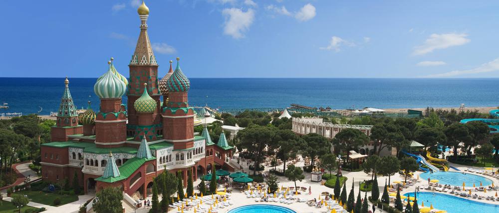 Fast wie zu Hause. Die Hotels bei Antalya haben sich schon lange auf die vielen Touristen aus Russland eingestellt – und teilweise sogar eigens Gebäude im Stil des Kremls errichtet. Foto: Imago