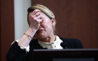 Amber Heard kommen die Tränen im Gericht des Bezirks Fairfax (Virgina), USA. Foto: Jim LO SCALZO / POOL / AFP