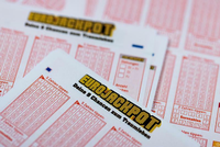 Lottoscheine mit der Aufschrift „Eurojackpot“ liegen in einer Lotto-Annahmestelle. Foto: Rolf Vennenbernd/dpa