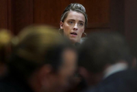 Heards Schwester sagt im Prozess zwischen den US-Schauspielern Heard und Depp aus. Foto: Kevin Lamarque/Reuters