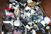 Laut EU-Kommission könnten etwa 1000 Tonnen Elektroschrott eingespart werden. Foto: Christian Charisius/dpa