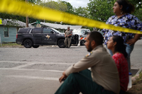 Uvalde, Texas: Nach der Bluttat sitzen Menschen am Rande einer Absperrung. Foto: AFP