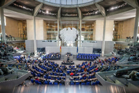 Christian Lindner (FDP), Bundesminister der Finanzen, spricht im Plenarsaal im Bundestag. Foto: Foto: Michael Kappeler/dpa