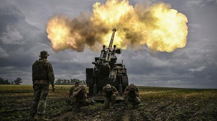  Ukrainische Soldaten kämpfen im Donbass.