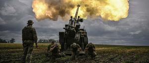  Ukrainische Soldaten kämpfen im Donbass.