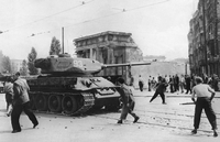 17.06.1953, Berlin: Demonstrierende werfen mit Steinen nach sowjetischen Panzern. Foto: dpa