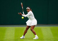 Serena Williams musste sich bei ihrer Trainingseinheit auf dem Centre Court erst wieder mit dem Platz anfreunden. Foto: dpa/Adam Davy