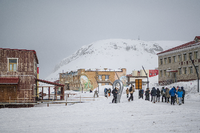 Am 7. Mai 2022 besuchen Touristen die Bergarbeiterstadt Barentsburg in Spitzbergen. Foto: Jonathan NACKSTRAND / AFP