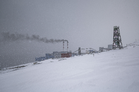 Schwarzer Rauch kommt am 7. Mai 2022 aus einem Kohlekraftwerk in Barentsburg. Foto: Jonathan NACKSTRAND / AFP
