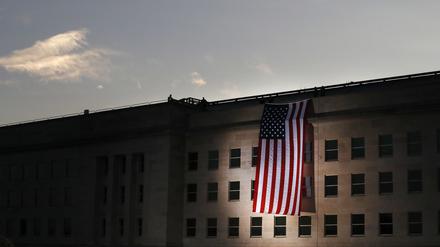 Eine US-Flagge hängt am Pentagon in Washington-
