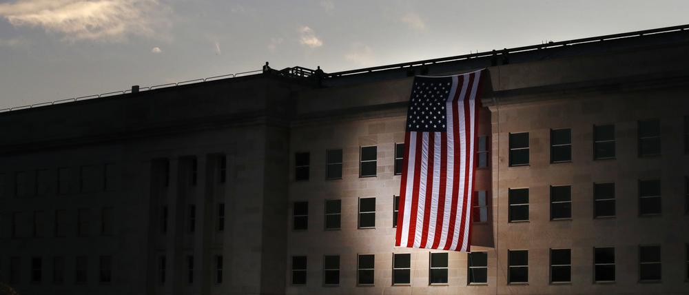 Eine US-Flagge hängt am Pentagon in Washington-