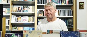 Der Buchhändler Heinz Ostermann in seiner Buchhandlung Leporello in Berlin-Rudow, aufgenommen am 22. Juli 2022.

Foto: Kitty Kleist-Heinrich