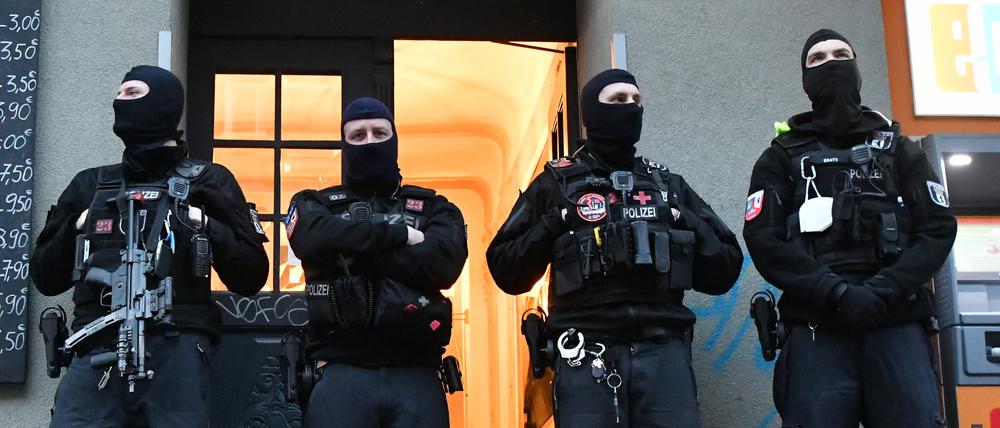 Polizeibeamte während einer Razzia in Berlin (Symbolbild).