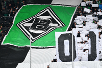 Borussia Mönchengladbach-Fans im Stadion mit Borussia Mönchengladbach-Banner