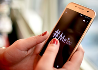 Eine junge Frau hält ein Smartphone mit dem Hashtag «#MeToo» in der Hand (gestellte Aufnahme). 