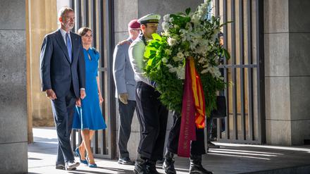 King Felipe VI of Spain and Queen Letizia of Spain attend a wreath-laying ceremony at the Neue Wache, the central memorial for the victims of war and dictatorship, in Berlin on October 17, 2022. (Photo by Michael Kappeler / POOL / AFP)