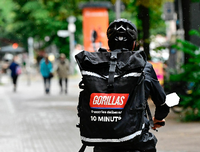 Starke Marke: Nicht nur in Berlin gehören die Gorillas-Rider zum Straßenbild, auch in Amsterdam, London, Brüssel, Rom, New York und anderen Städten. Foto: Tobias Schwarz / AFP