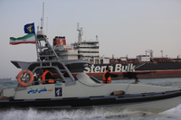 Aufgebracht. Ein Boot der iranischen Revolutionsgarden stoppt im Sommer 2019 einen britischen Tanker. Foto: Reuters