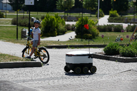 Vorbild für Berlin? In Estland sind Lieferroboter bereits auf den Gehwegen unterwegs. Foto: Ints Kalnins/Reuters