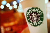 Ein Amerikanerin will Millionen von Starbucks, weil ihr Eiskaffee viel Eis enthielt. Foto: Reuters/Joel Boh