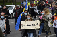 Rund 200 Querdenker protestierten in Lichtenberg gegen die Einschränkungen infolge der Corona-Pandemie. Foto: Tobias Schwarz/AFP