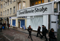 Liegt das Haus Hauptstraße 155 bald in der hier schon mal fingierten Bowie-Straße? Foto: Reuters/Fabrizio Bensch