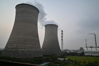 Kühltürme wie hier bei einem Kohlekraftwerk in Shanghai sind typisch für die Anlagen. Foto: AFP