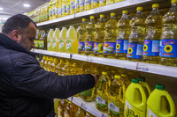 Auch Sonnenblumenöl ist wie hier in Beirut Mangelware und sehr teuer. Foto: Mohamed Azakir/Reuters