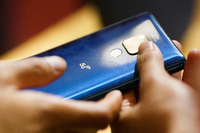 Ein herübergereichtes Handy ist kein Freibrief dafür, alle Fotos durchzusehen. Foto: REUTERS/Thomas Peter