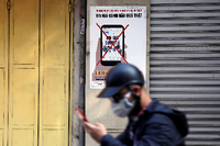 Warnung vor Gake News. Im vietnamesischen Hanoi ist die Infodemie innerhalb der Pandemie schon im öffentlichen Raum angekommen. Foto: Kham/REUTERS