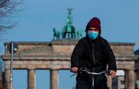 Radfahrer am Brandenburger Tor Foto: AFP/John Macdougall