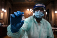 Mediziner in einer Impfstelle in Italien Foto: AFP/Marco Bertorello