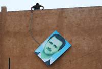 Das Bild von Syrischen Präsident Bashar al-Assad wird von einer Wand in Ariha gestoßen. Foto: REUTERS